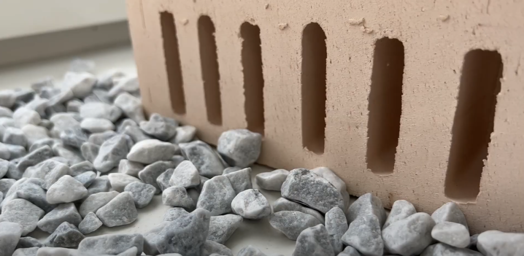 Полнотелый облицовочный кирпич Железногорска в натуральном красном или коричневом цвете используется в класическом фасаде Полнотелый облицовочный кирпич Железногорска в натуральном красном или коричневом цвете используется в класическом фасаде